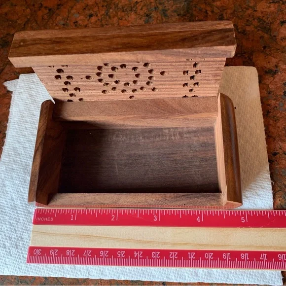 Vintage jewelry box. Hand Carved, gold accents. Small Walnut box Wooden … - Picture 5 of 5